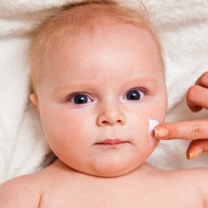 Чому у новонародженого лущиться шкіра на тілі? Як правильно боротися з недугою?