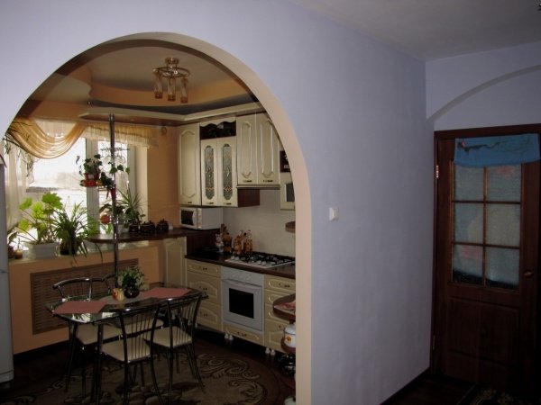 Дизайн арки між вітальнею і кухнею