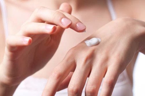 Як можна зробити крем для рук в домашніх умовах?