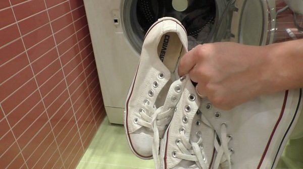 Можна прати кросівки в пральній машині?
