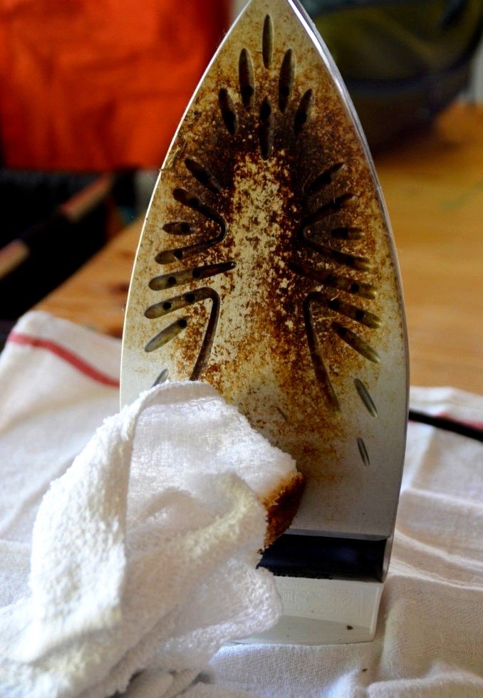 Як почистити праску в домашніх умовах