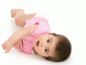 Розповідаємо про те, у скільки місяців дитина починає зі спини на животик перевертатися.