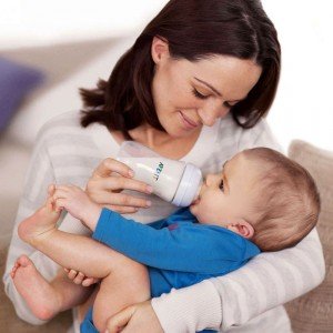 Чому дитина зригує після годування грудним молоком або сумішшю?