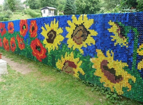 Як зробити паркан з пластикових пляшок