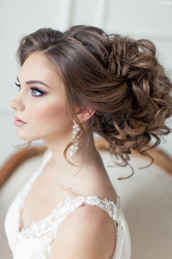 Весільні зачіски зібране волосся з фатою