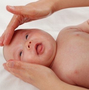 Гноїться очко у новонародженого: дізнаємося що робити і чим лікувати?