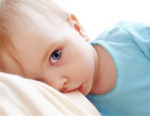 Як можна відучити малюка від рук або від годування груддю. Які заходи слід вжити?