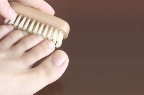 Як лікувати початкову стадію грибка нігтів?