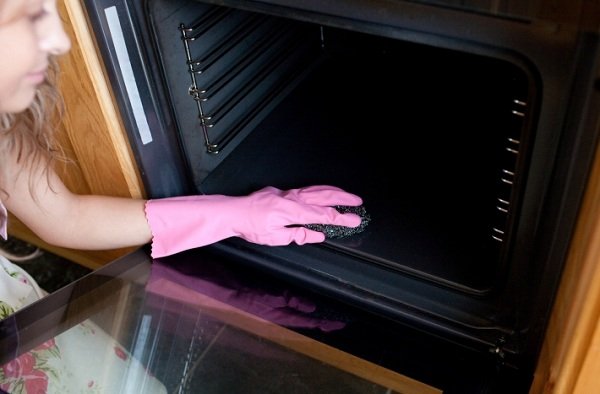 Як почистити духовку від жиру і нагару в домашніх умовах?
