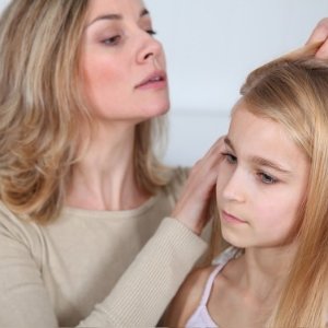 Дізнаємося як вивести вошей у дитини з довгим волоссям. Як провести процедуру в домашніх умовах?