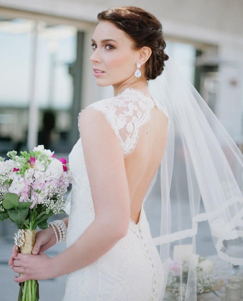 Зачіски з фатою на середні волосся Зачіски з фатою на середні волосся