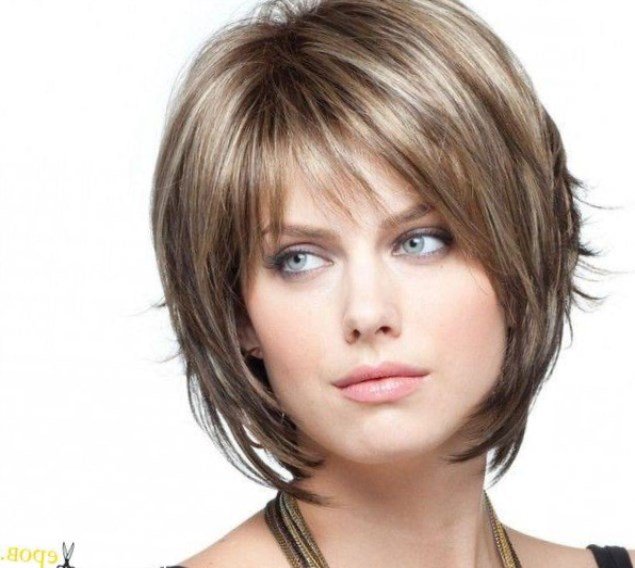 Волосся середньої довжини з чубком