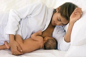 Як правильно годувати немовля грудним молоком, як прикладати для годування