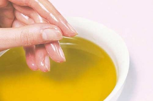 Який ефект дає рицинова олія для нігтів?