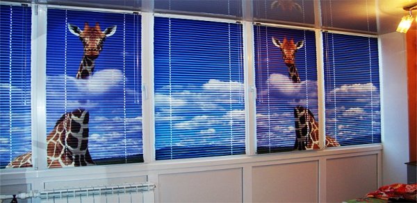 Як красиво оформити вікно в дитячій кімнаті