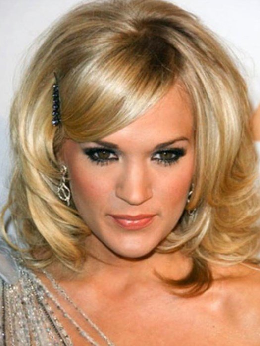 Волосся середньої довжини з чубком