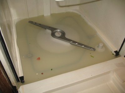 Чому в посудомийній машині залишається вода: причини і їх виправлення