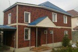Обшивка фундаменту і вдома цокольним сайдингом: порядок робіт