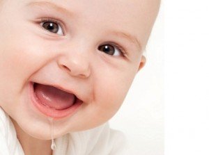 Чому течуть слюні бульбашками у 2 місячної дитини? Як пережть цей період?