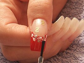 Дизайн нігтів червоний френч з малюнком самостійно в домашніх умовах