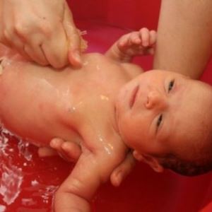 Як розводити марганцівку для купання новонароджених, скільки потрібно буде порошку? Чи варто взагалі використовувати даний засіб для малюка?