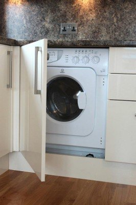 Вбудовані пральні машини під стільницю: зручність і комфорт на кухні
