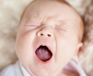 Що робити, якщо у новонародженого у роті молочниця? Все про лікування захворювання.