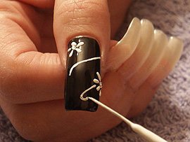 Чорний дизайн нігтів з малюнком – покрокові виконання