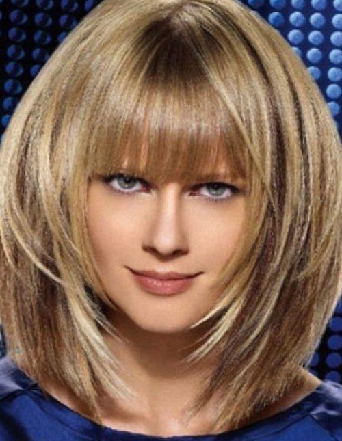 Волосся середньої довжини з чубком