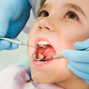Що робити, якщо у дитини болить зуб? Чим можна знеболити хворе місце?