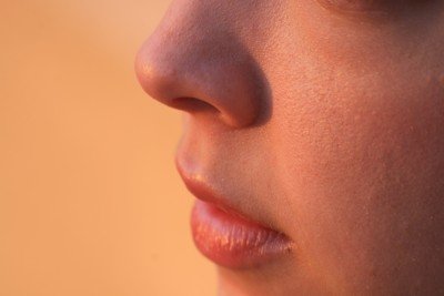 Чому постійно свербить, свербить ніс зовні: причини