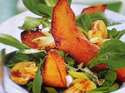 Пікантний салат з грибами і скибочками печеного гарбуза