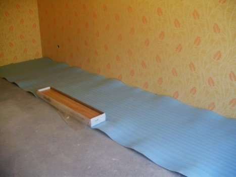 Як укласти підкладку під ламінат самостійно?