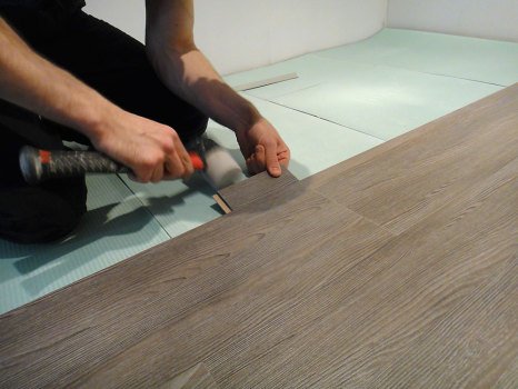 Які інструменти необхідні для укладання ламінату