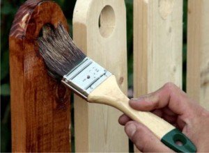 Обробка деревяного паркану просоченнями, лакофарбовими покриттями
