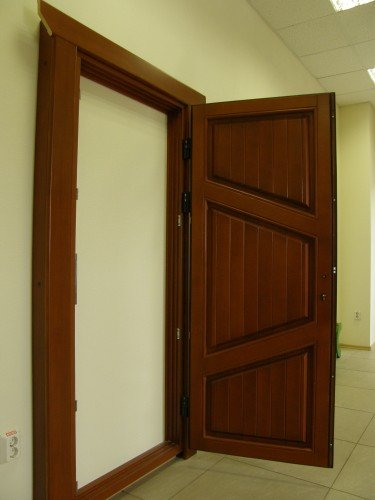 Технологія фарбування деревяних дверей