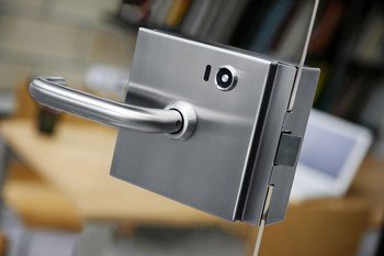 Замки для скляних дверей