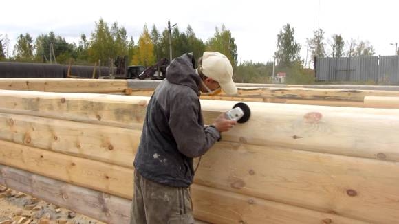 Як проводиться самостійна шліфування деревяного зрубу?
