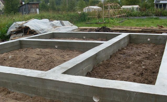 Садовий будиночок з бруса: проектування, закладка фундаменту, монтаж бруса і покрівлі
