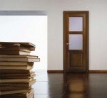 Вхідні деревяні двері в квартиру: фото дизайну в інтерєрі