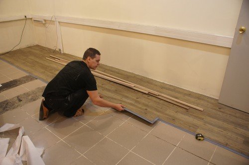 Укладання вінілової плитки для підлоги
