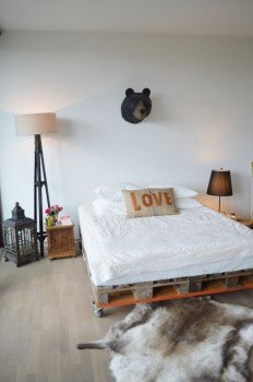 Поради щодо самостійного виготовлення ліжка з піддонів Поради щодо самостійного виготовлення ліжка з піддонів