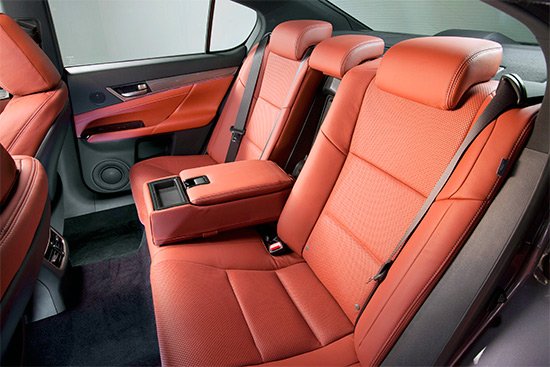 Правильний догляд за шкіряним салоном автомобіля