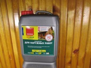 Обробка деревяного будинку зовні: захист деревини, огляд виробників, процес обробки