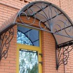 Козирки та навіси над входом з полікарбонату