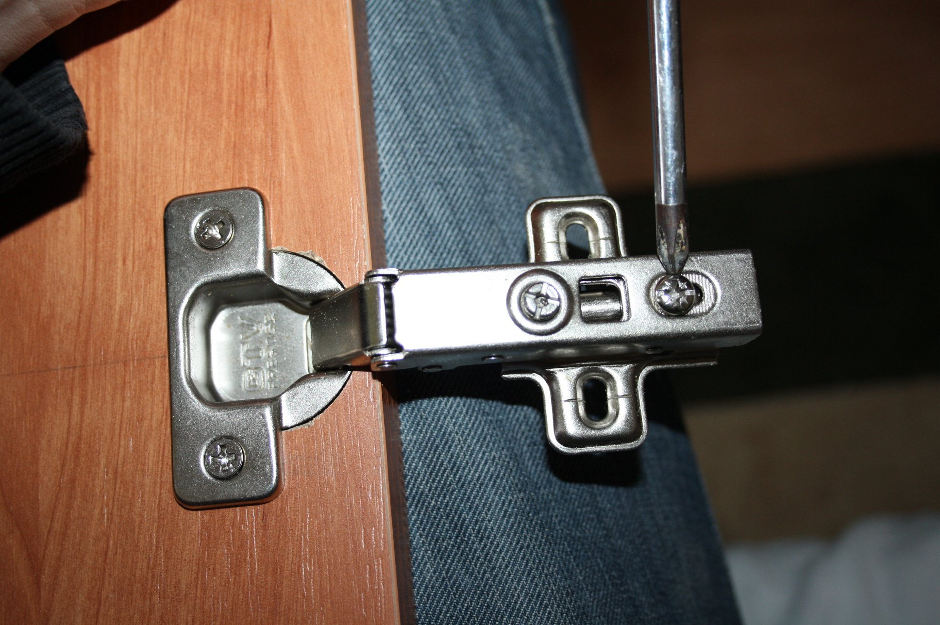Як відрегулювати меблеві петлі своїми руками Як відрегулювати меблеві петлі своїми руками