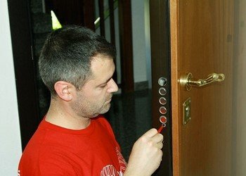 Установка замка в металеві двері своїми руками