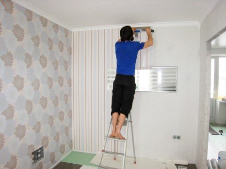 Клеїмо шпалери своїми руками