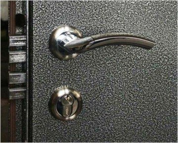 Реставрація вхідних металевих дверей