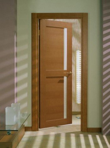 Які міжкімнатні двері краще вибрати: ламіновані або шпоновані?